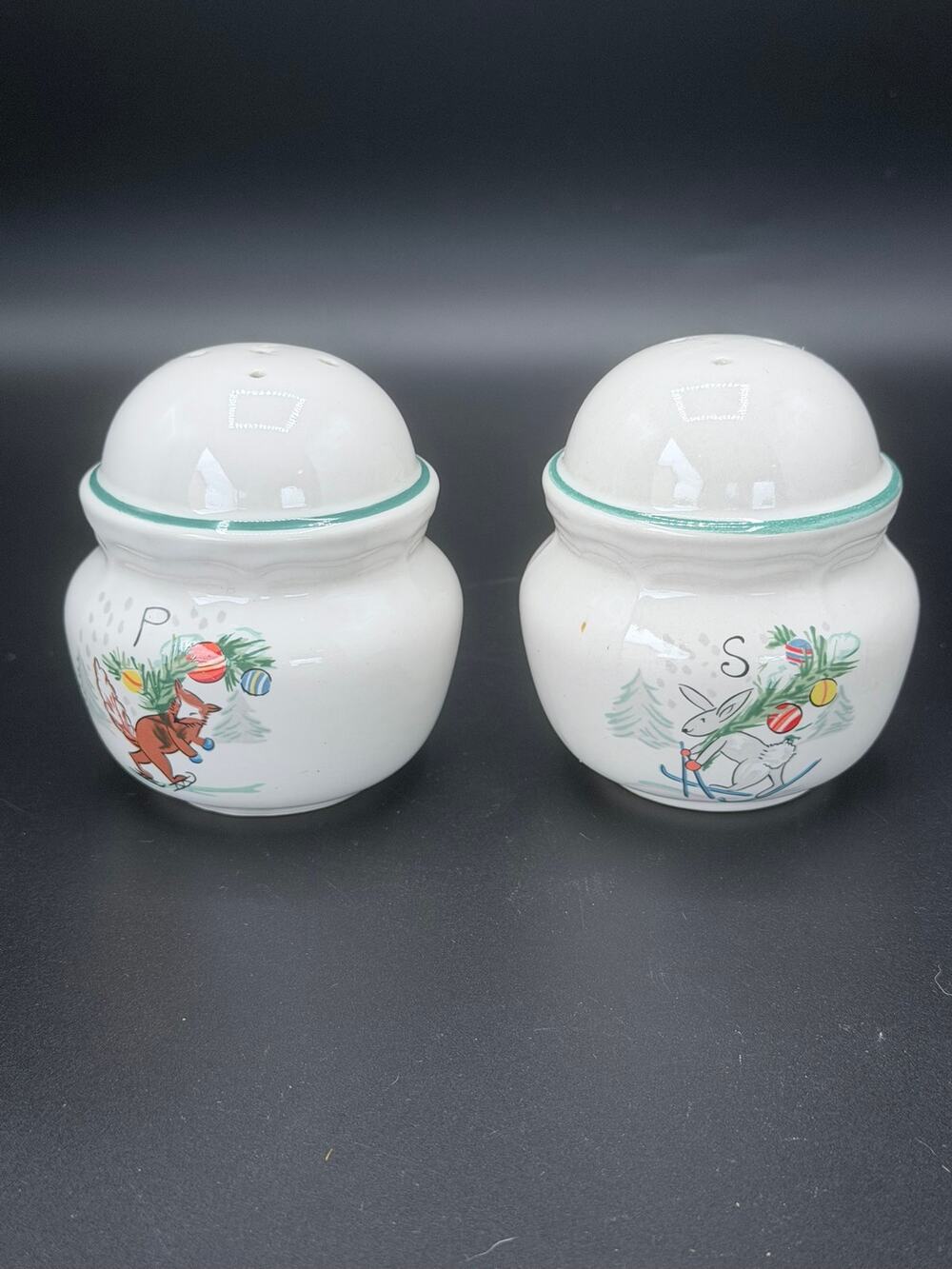 Vintage International China Country Christmas 8966 Salt Pepper Shakers Set